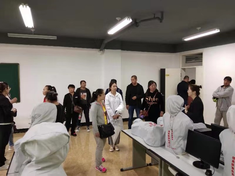 医学技术学院组织新生家长参观医学实训大楼