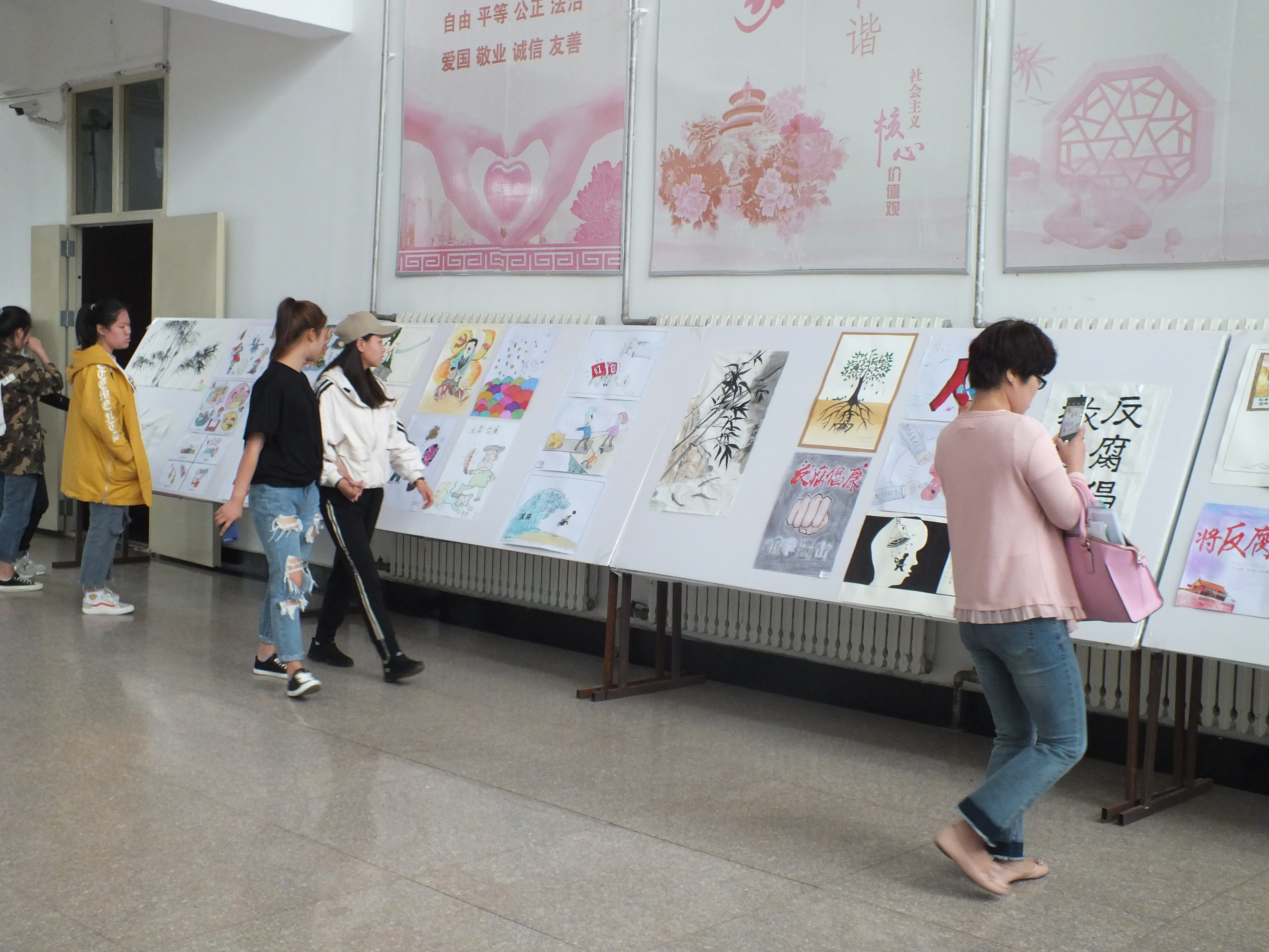 学院纪委组织开展廉政书画作品展