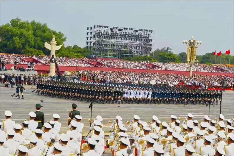 参加新中国70周年阅兵女兵方队李玲玲同学载誉返校