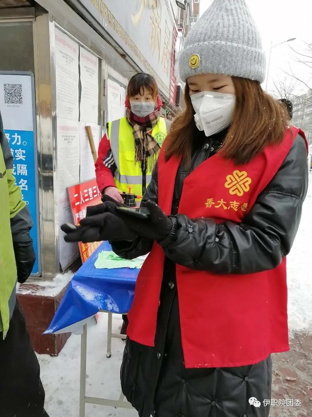 职院学子用实际行动践行“雷锋”精神