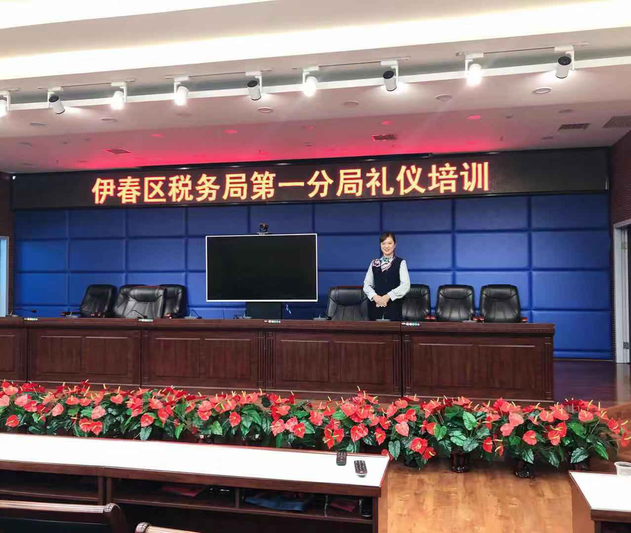 永利礼仪教师为银行、税务等窗口单位进行礼仪培训