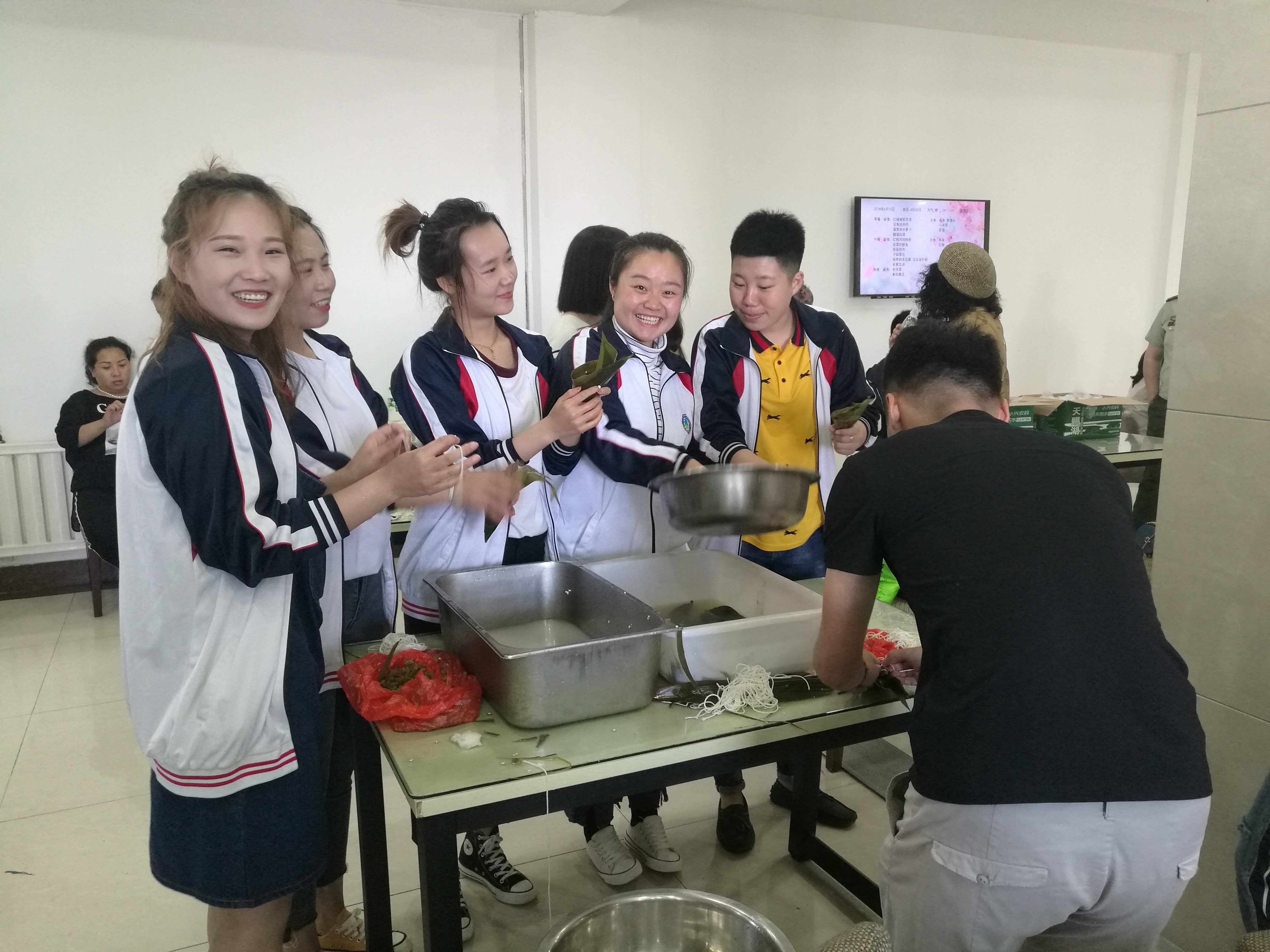端午节为留守儿童包粽子