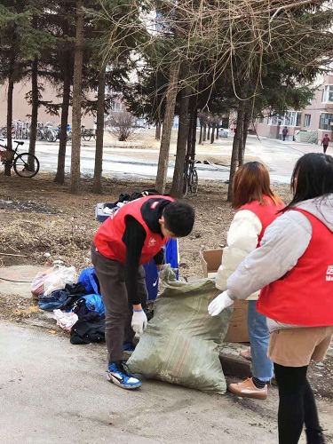 永利集团304官网医学技术学院师生开展学雷锋活动