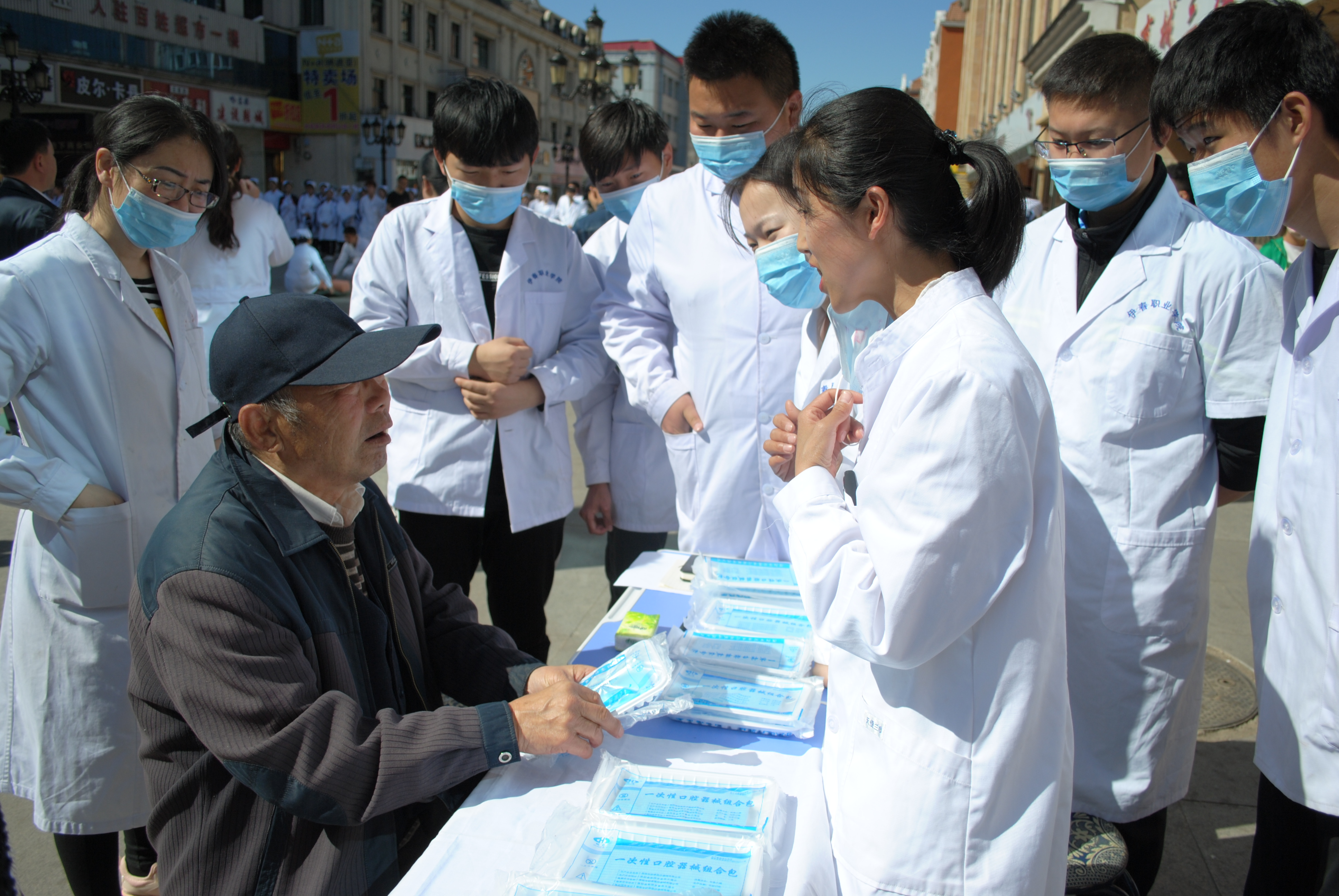 医学技术学院职业教育活动走进社区