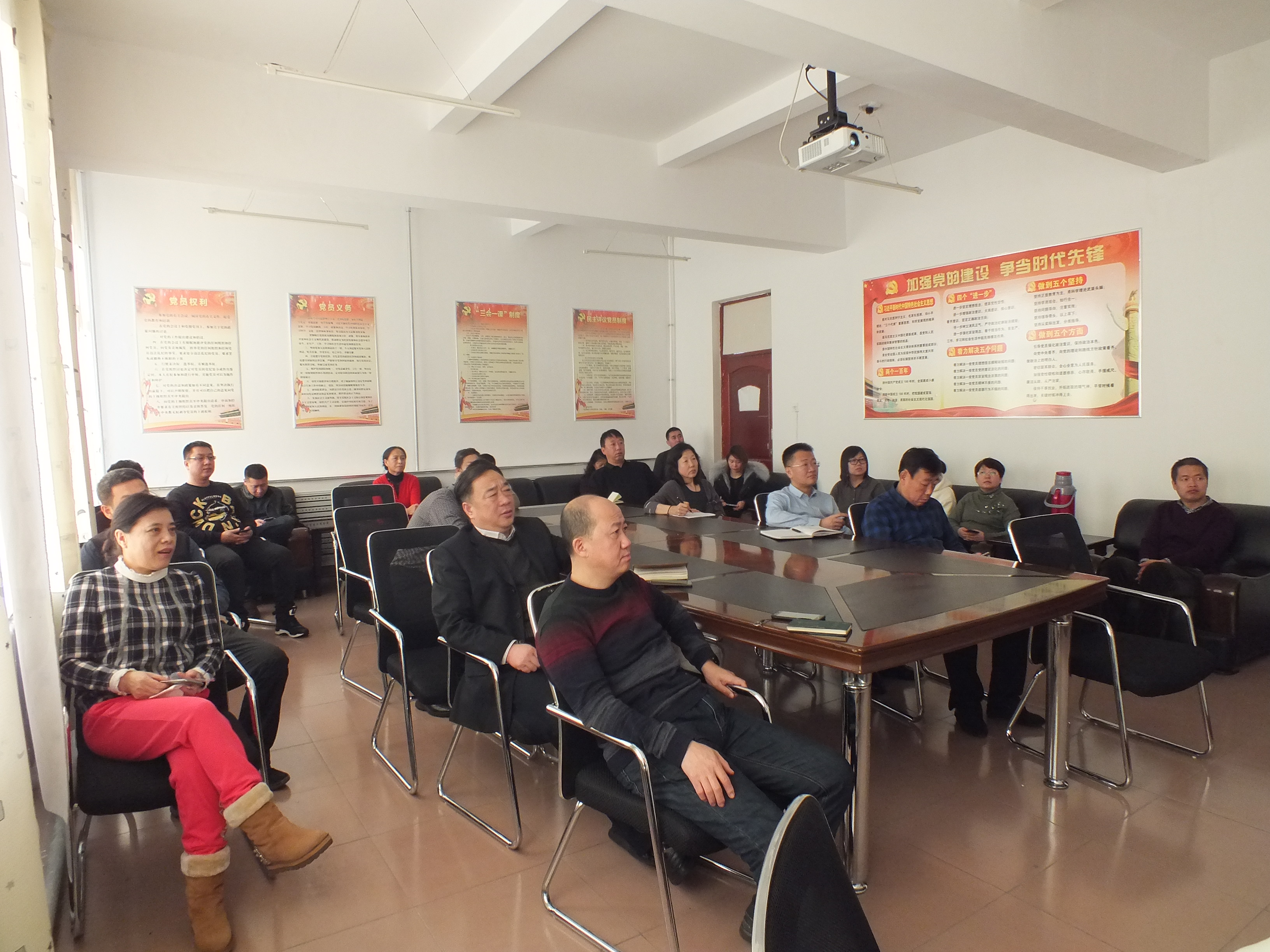 永利集团304官网师生收看庆祝改革开放40周年大会直播