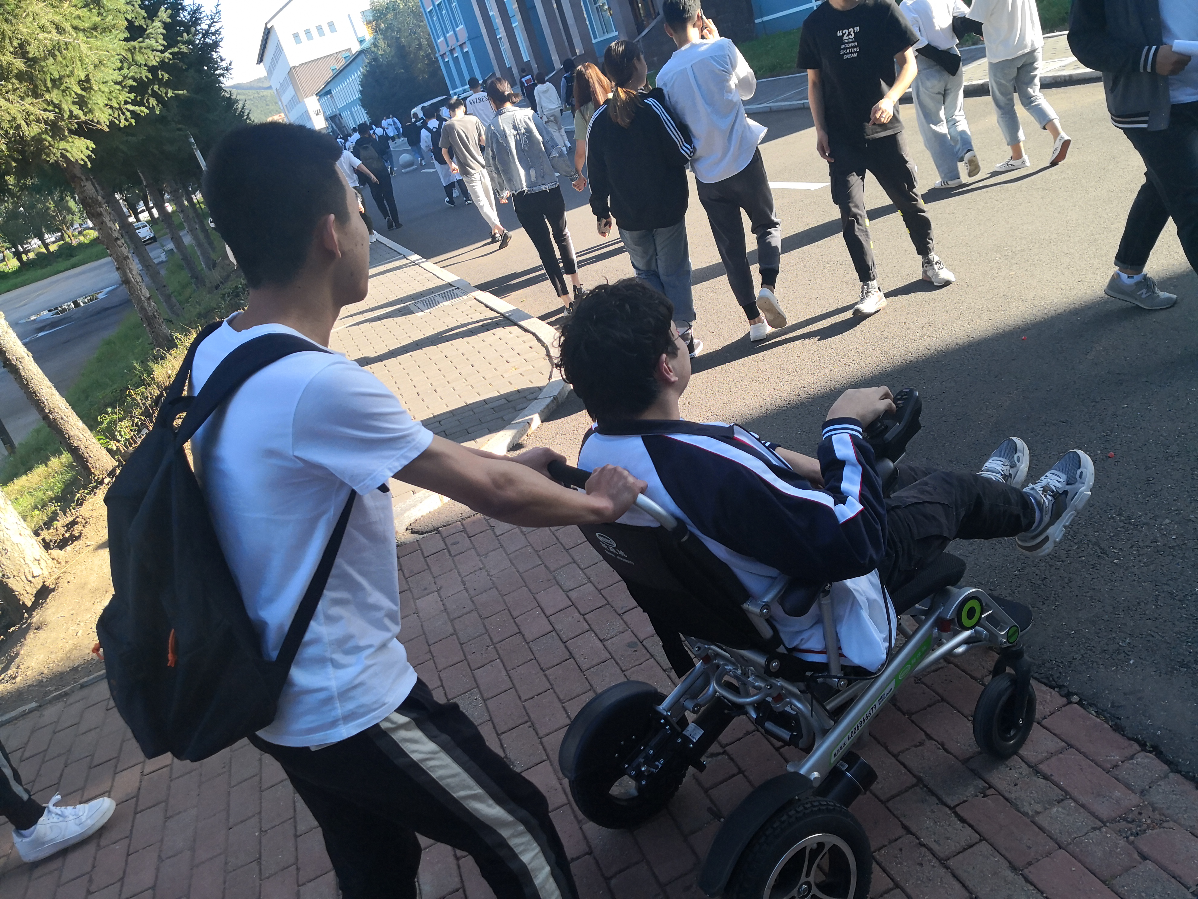 爱心满校园
