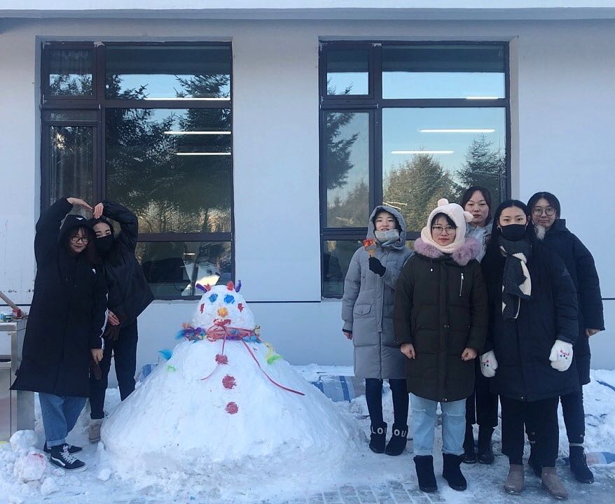 冰雪校园_欢乐你我----医学技术学院雪雕大赛