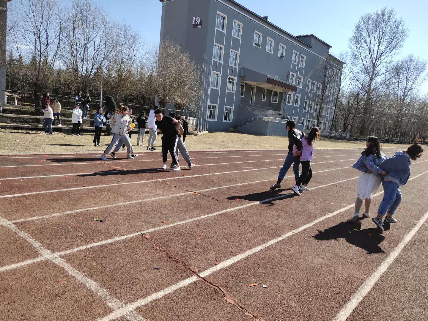 永利集团304官网开展“娱乐身心，激扬青春”趣味运动会活动