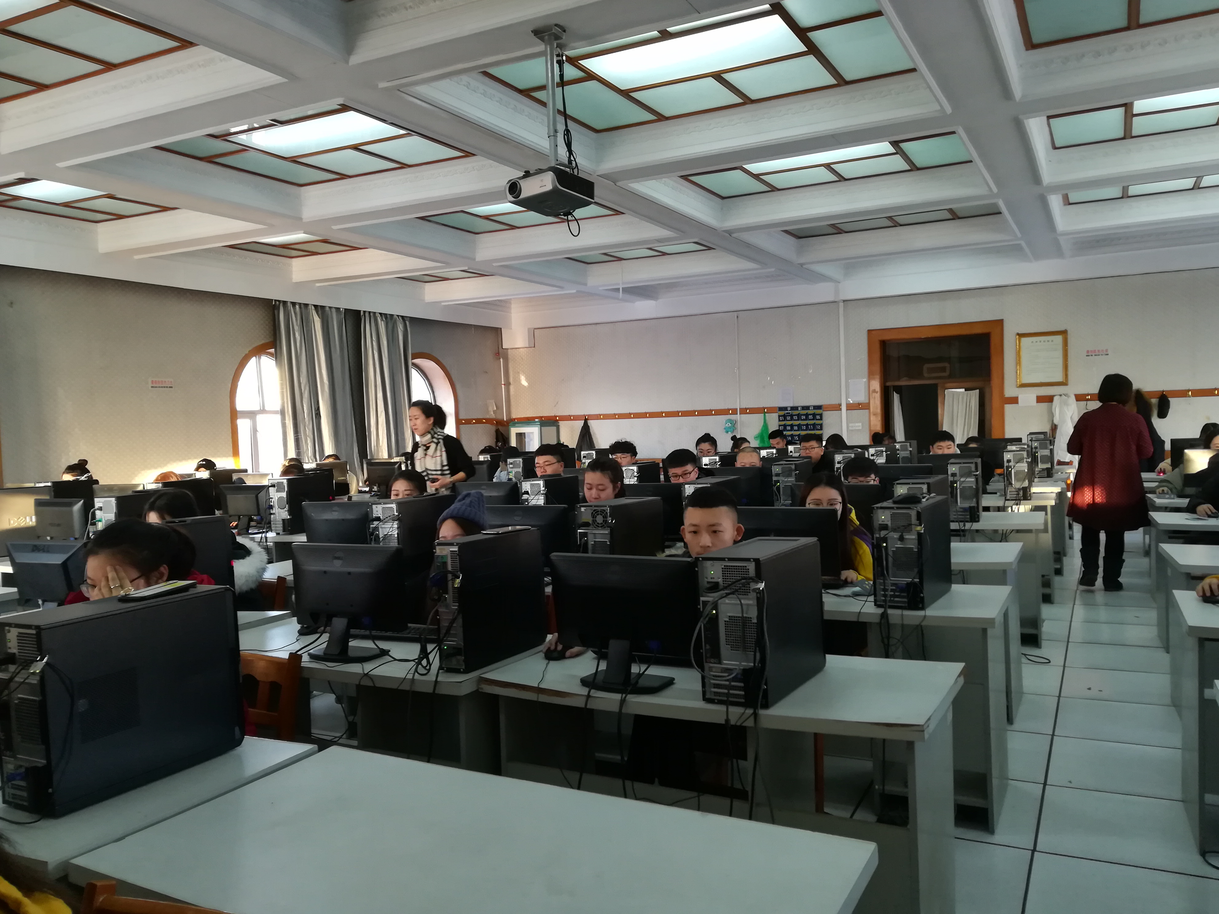 学院圆满完成期末考试工作
