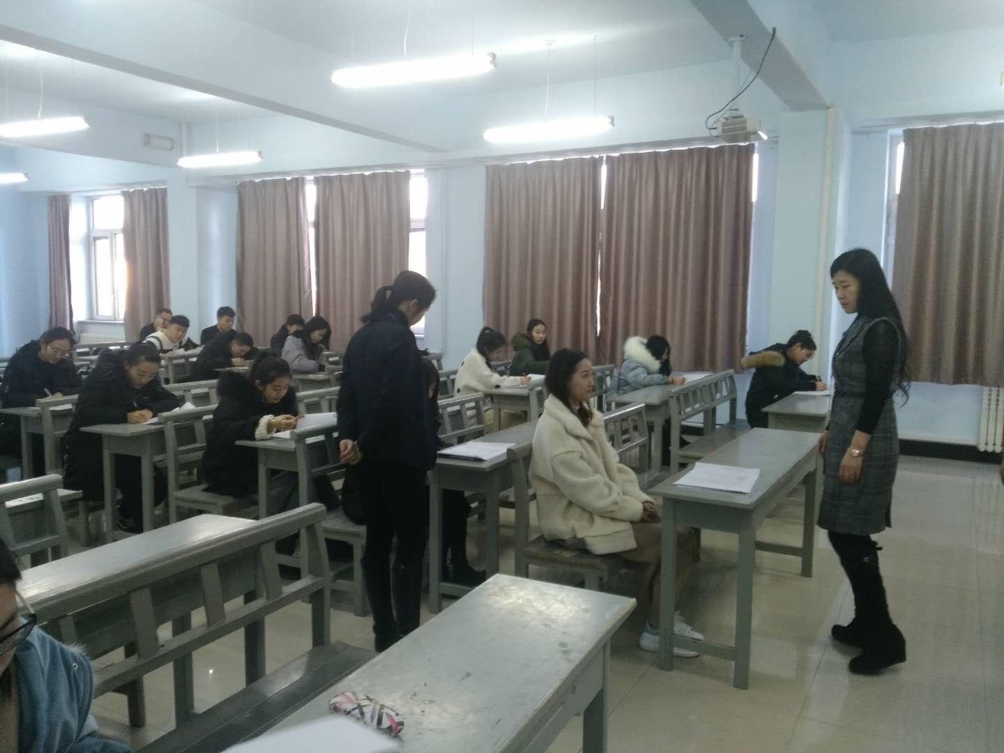 学院圆满完成期末考试工作