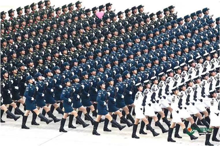 参加新中国70周年阅兵女兵方队李玲玲同学载誉返校