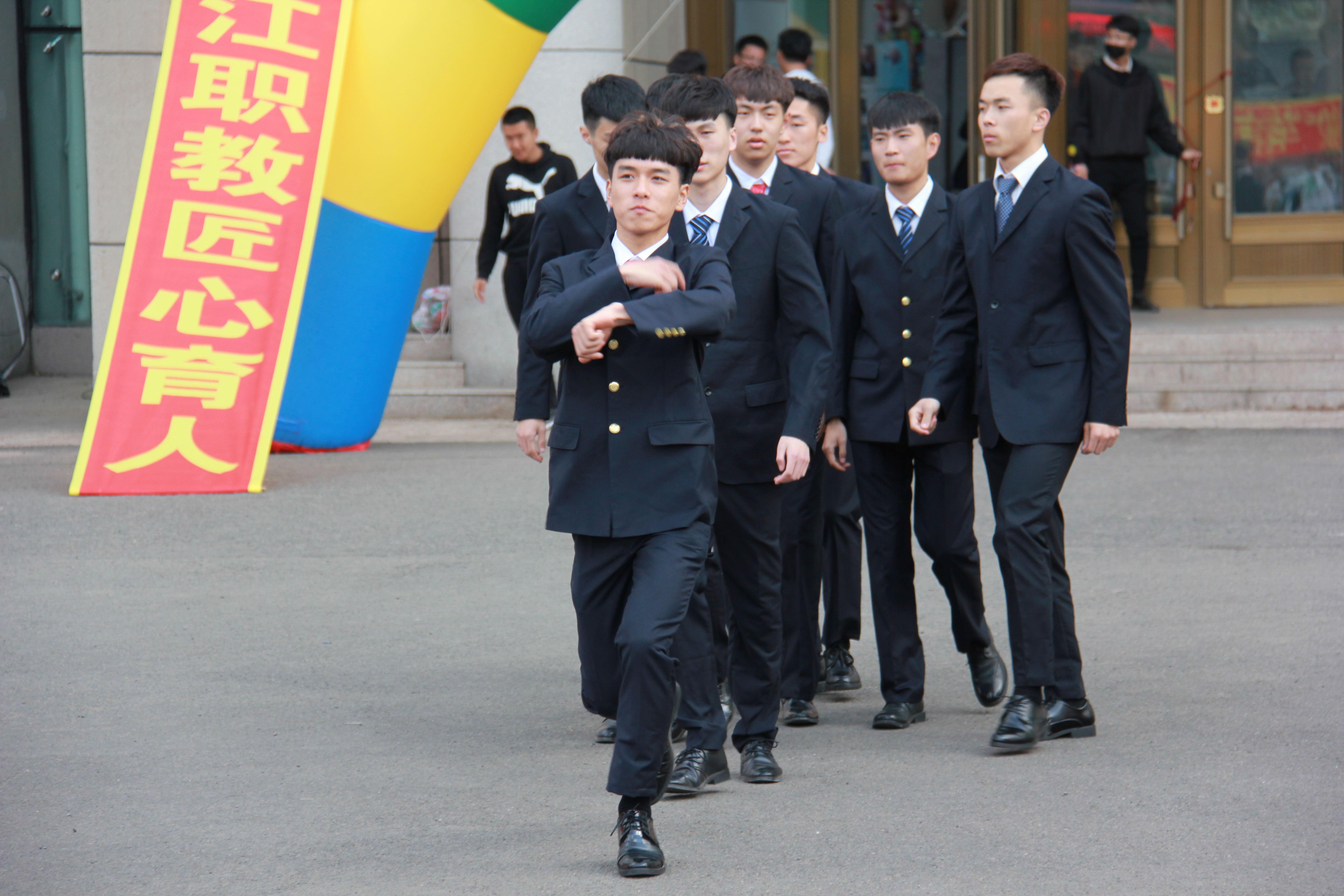 “快闪”之航空、高铁专业学生形象礼仪展示