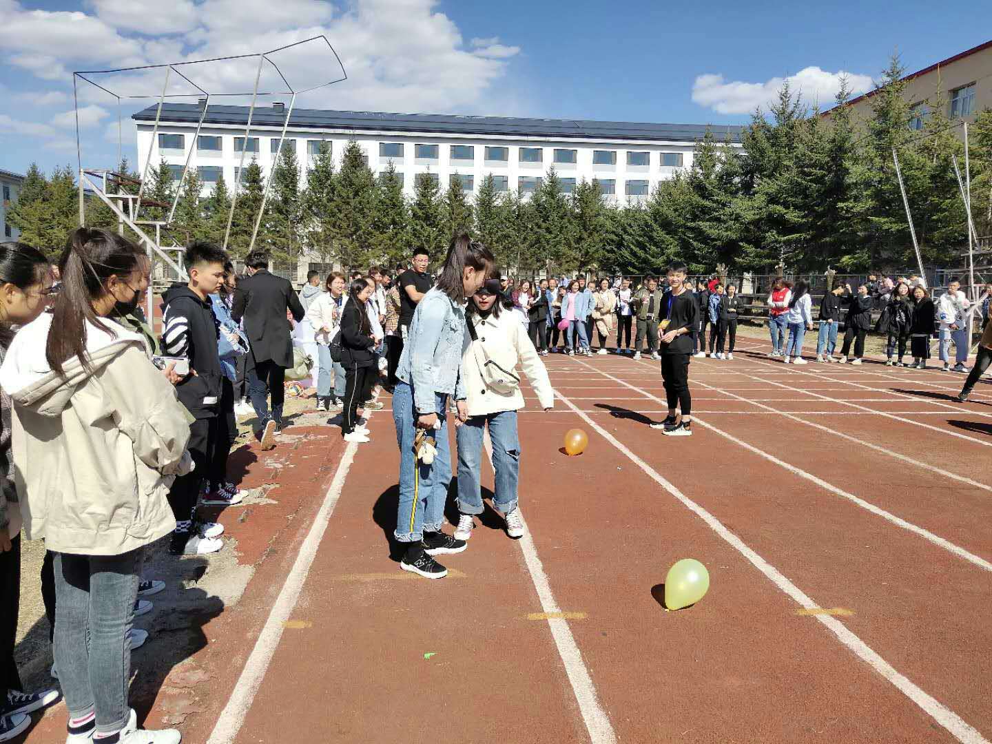 永利集团304官网开展“娱乐身心，激扬青春”趣味运动会活动