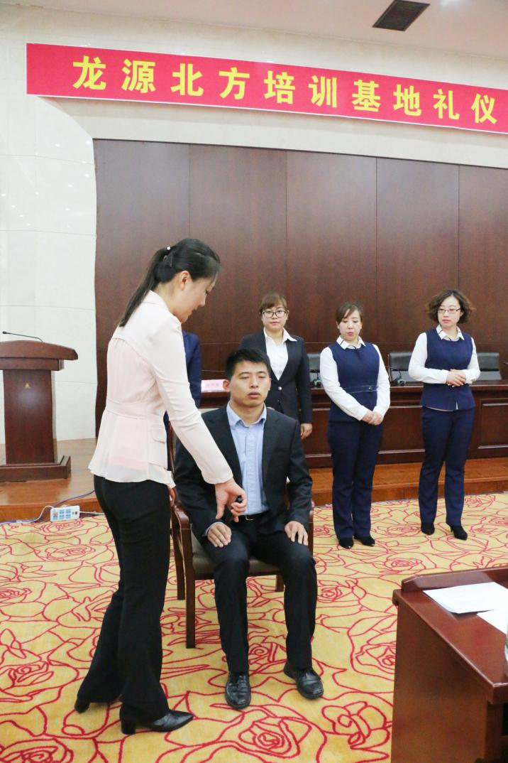 永利礼仪教师为政府和国企进行礼仪培训