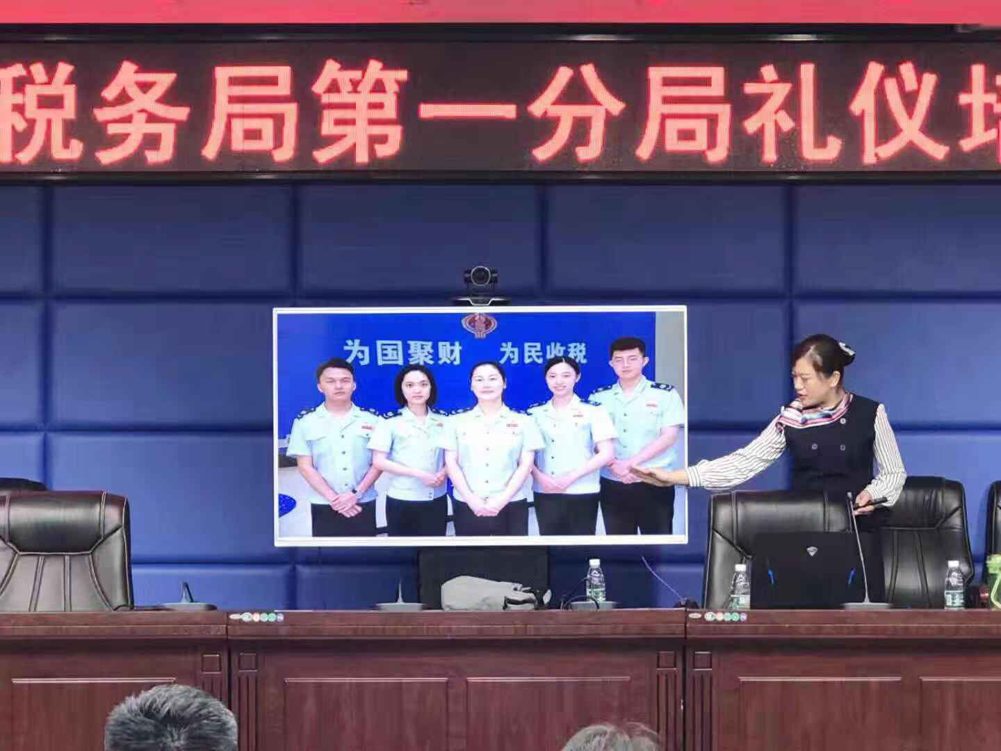 永利礼仪教师为银行、税务等窗口单位进行礼仪培训