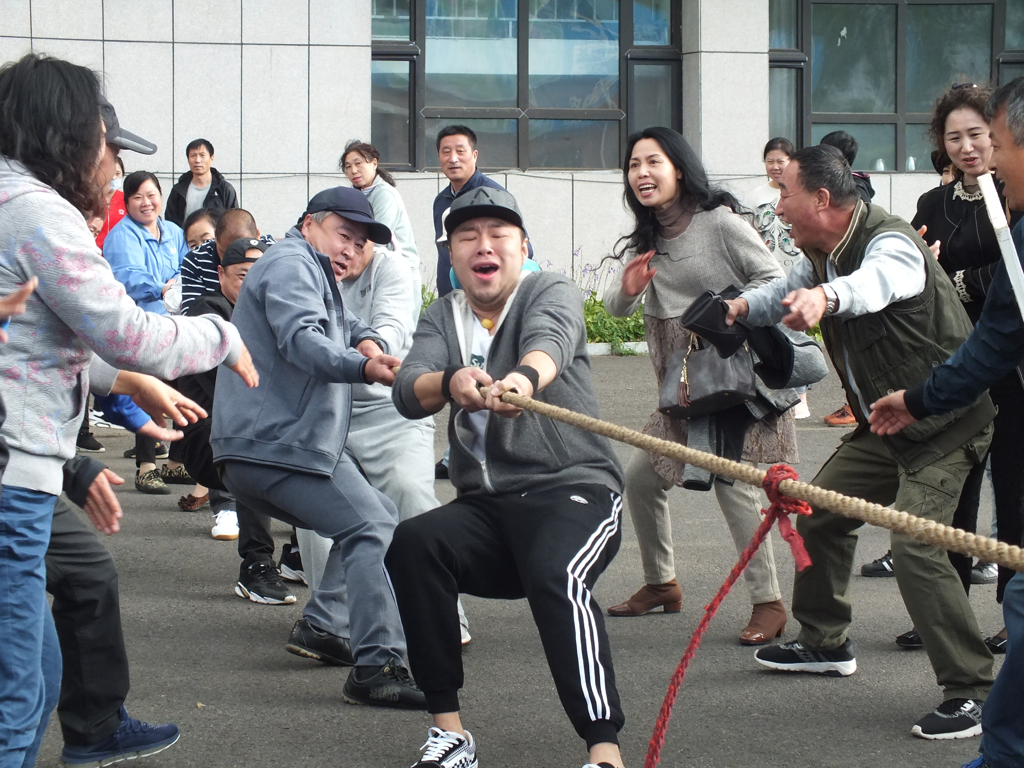 学院工会组织职工拔河比赛