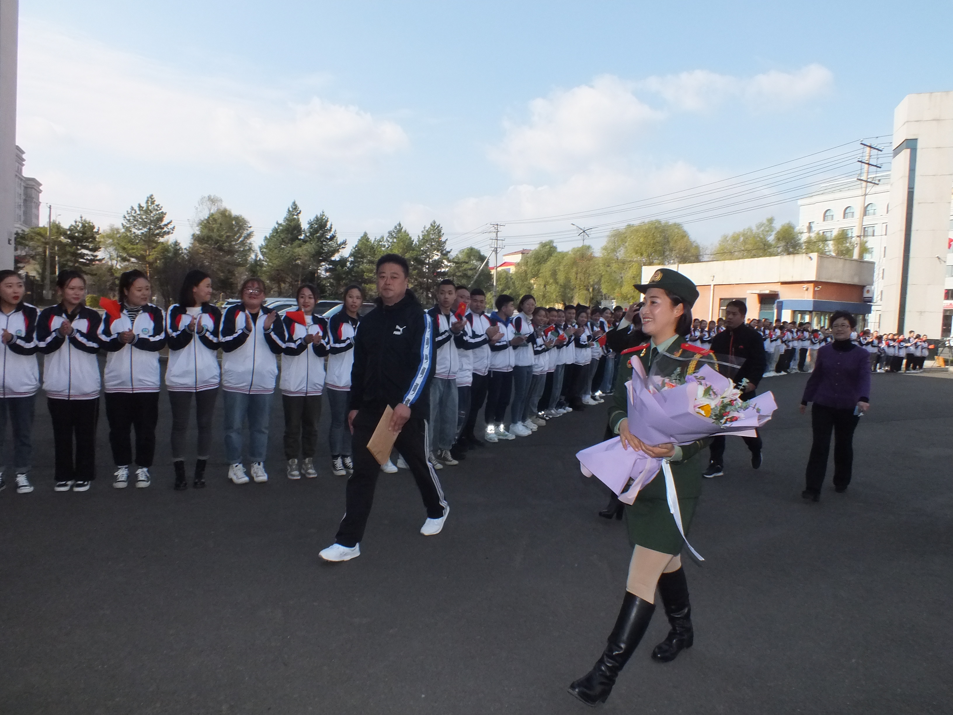 参加新中国70周年阅兵女兵方队李玲玲同学载誉返校