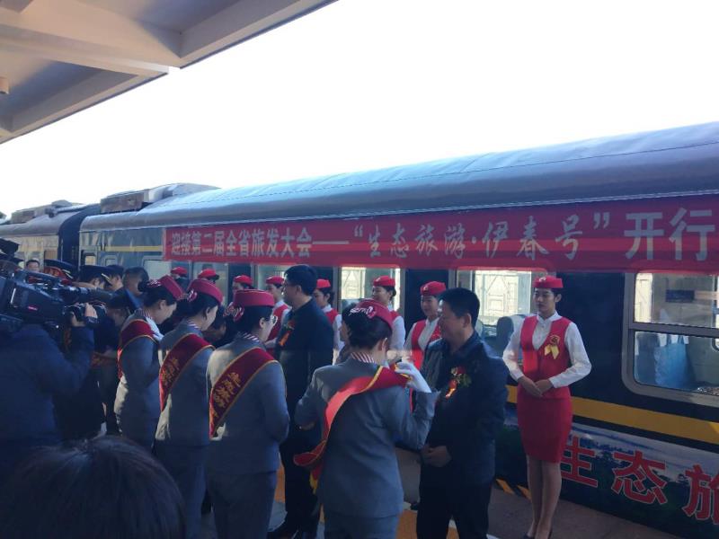 永利学生为“生态旅游·伊春号”旅游文化列车开行仪式提供志愿礼仪服务