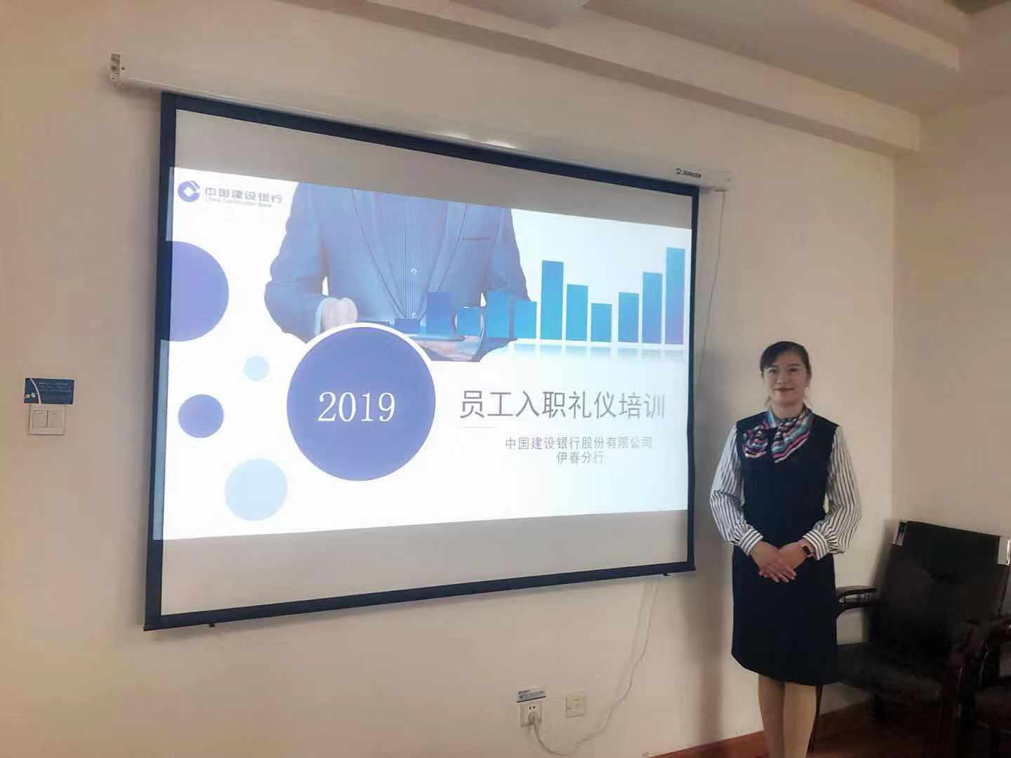 永利礼仪教师为银行、税务等窗口单位进行礼仪培训