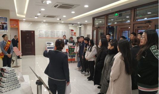 哈尔滨银行与永利集团304官网成功举办“携手相伴，哈行与您共成长”校园主题活动
